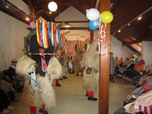 Varovance šentjurskega doma starejših so obiskali tudi kurenti